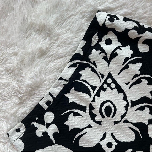 Talbots Black and White Floral Pencil Skirt Size 2 - Picture 3 of 7
